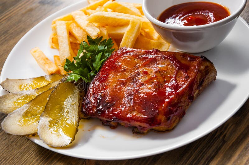 Gegrillte Schweinefleisch-Rippe und Fried Potatoes stockfotos Gegrillte Schweinefleisch-Rippe und Fried Potatoes stockfotos