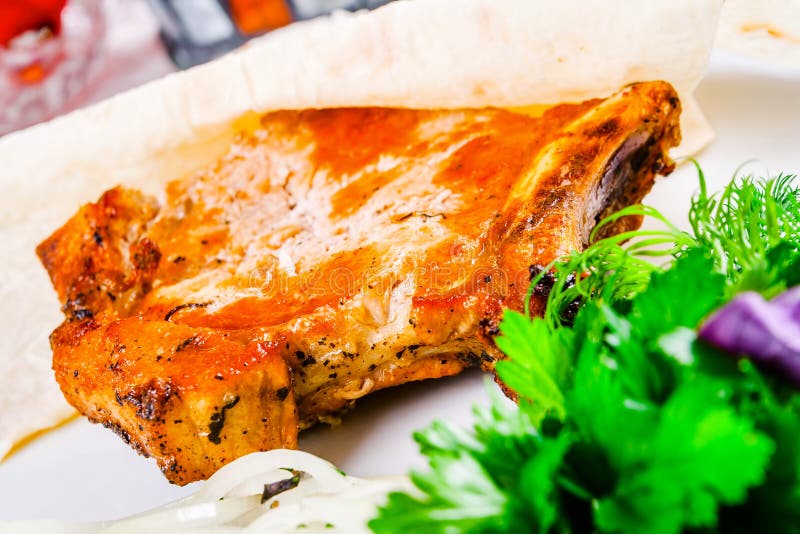 Gegrillte Schweinelende auf dem Knochen stockfotografie Gegrillte Schweinelende auf dem Knochen stockfotografie