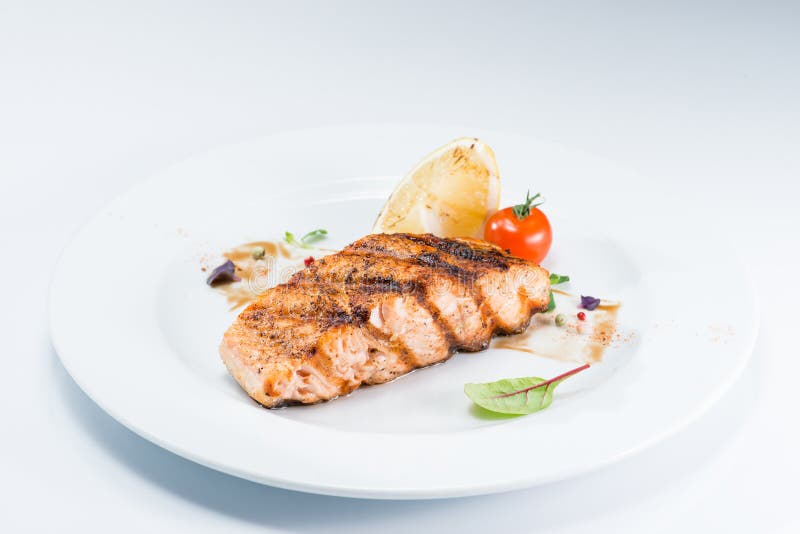 Gegrillte Steakköstliche Lachsfische lizenzfreie stockfotos Gegrillte Steakköstliche Lachsfische lizenzfreie stockfotos