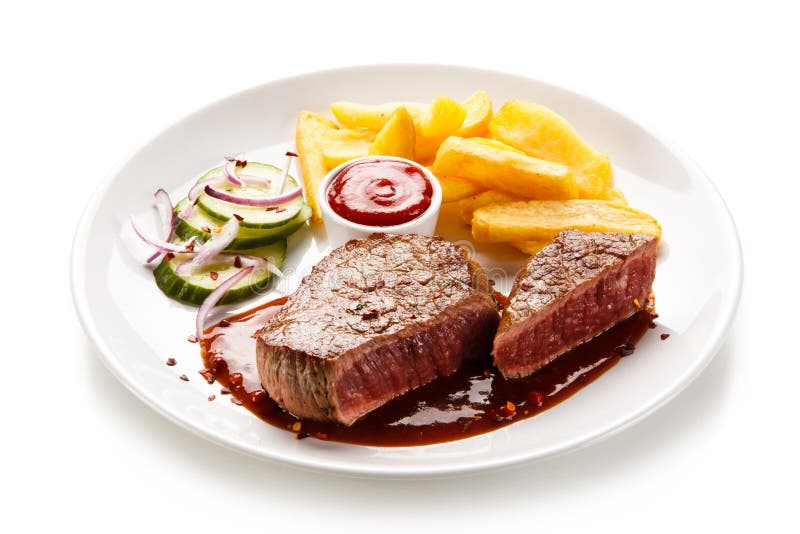 Gegrillte Steaks, Pommes-Frites und Gemüse lizenzfreie stockfotografie Gegrillte Steaks, Pommes-Frites und Gemüse lizenzfreie stockfotografie