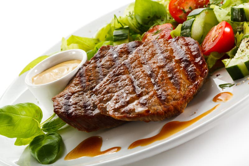 Gegrillte Steaks und Gemüse lizenzfreie stockfotos Gegrillte Steaks und Gemüse lizenzfreie stockfotos