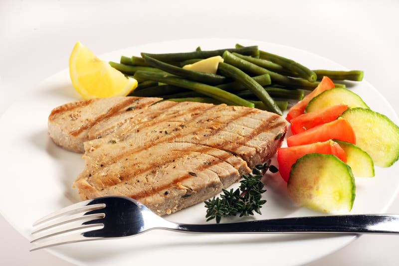 Gegrillte Thunfischmahlzeit mit Gabel stockbilder Gegrillte Thunfischmahlzeit mit Gabel stockbilder
