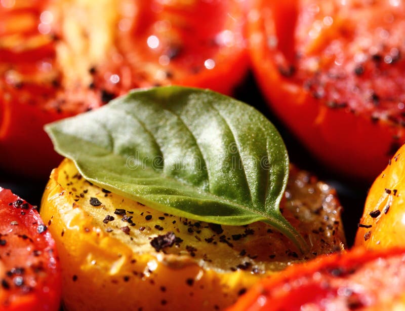 Gegrillte Tomaten Und Zwiebeln Stockbild - Bild von kräuter, halbiert ...
