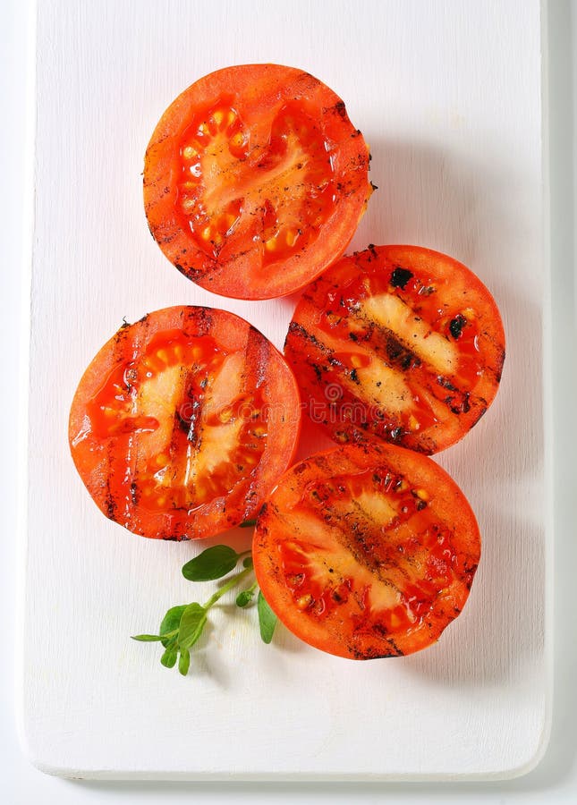 Gegrillte Tomaten Und Zwiebeln Stockbild - Bild von kräuter, halbiert ...
