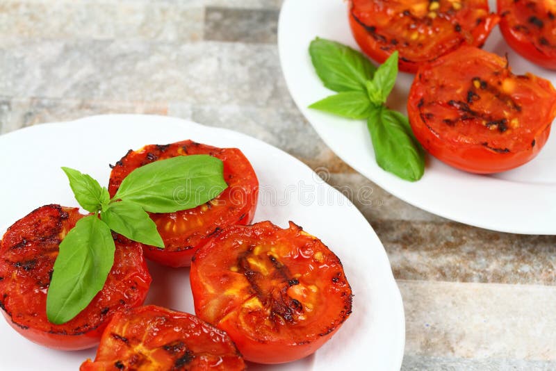 Gegrillte Tomaten Auf Der Platte Stockfoto - Bild von frisch, backen ...