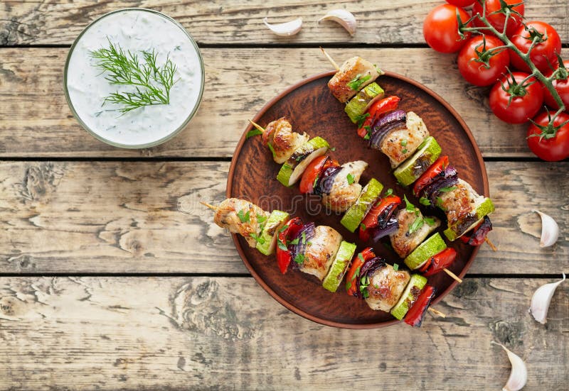 Gegrillte Truthahn- oder Hühnerfleischkebabaufsteckspindeln mit tzatziki lizenzfreie stockfotos