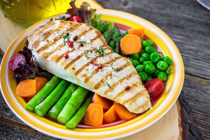 Gegrillte Truthahnleiste mit Gemüse stockfotos