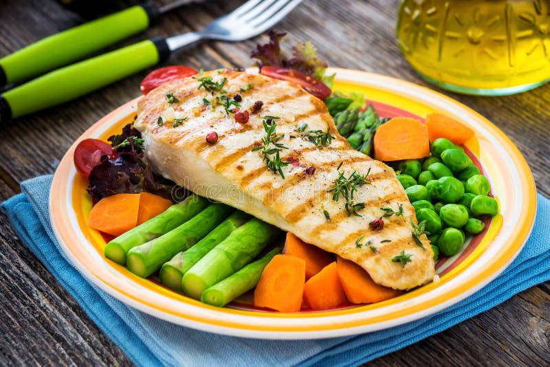 Gegrillte Truthahnleiste mit Gemüse stockfotografie