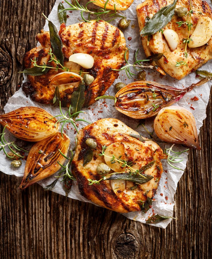 Gegrillte Truthahnleiste mit Zusatz von Kräutern, von Gewürzen und von Gemüse stockbild