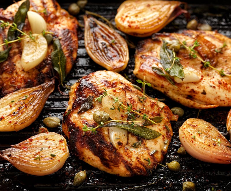 Gegrillte Truthahnleiste mit Zusatz von Kräutern, von Gewürzen und von Gemüse lizenzfreies stockfoto