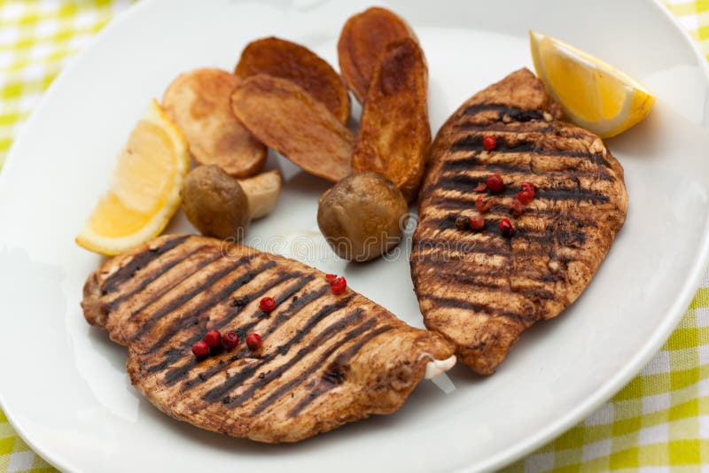 Gegrillte Truthahnverkleidung, gebratene Kartoffeln lizenzfreies stockfoto
