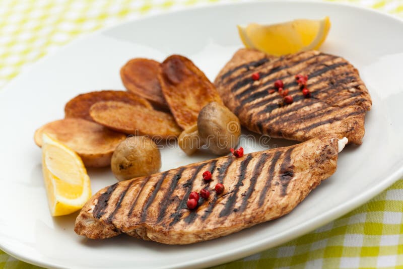 Gegrillte Truthahnverkleidung, gebratene Kartoffeln stockfoto