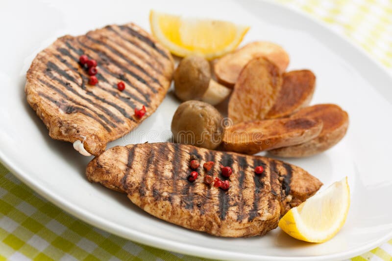 Gegrillte Truthahnverkleidung, gebratene Kartoffeln stockbild