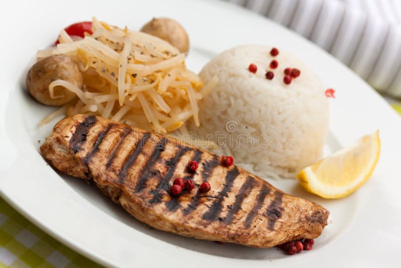 Gegrillte Truthahnverkleidung, Reis, Sojabohnenöl keimt lizenzfreie stockfotografie