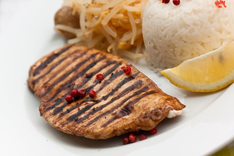 Gegrillte Truthahnverkleidung, Reis, Sojabohnenöl keimt stockfoto