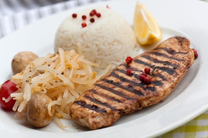 Gegrillte Truthahnverkleidung, Reis, Sojabohnenöl keimt lizenzfreies stockbild