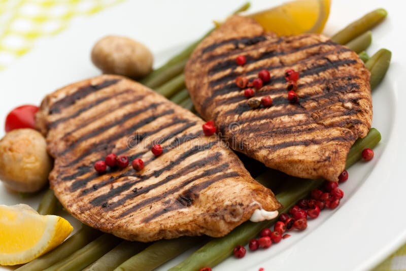 Gegrillte Truthahnverkleidung und grüne Bohnen lizenzfreies stockfoto