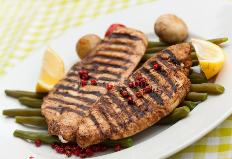 Gegrillte Truthahnverkleidung und grüne Bohnen lizenzfreie stockfotos
