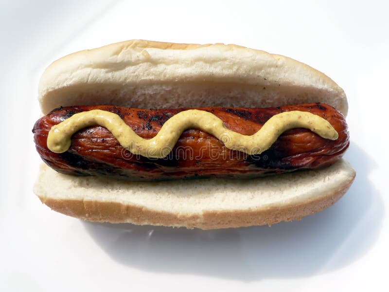 Gegrillte Truthahnwurst auf Würstchenbrötchen mit Senf 2 stockfotografie