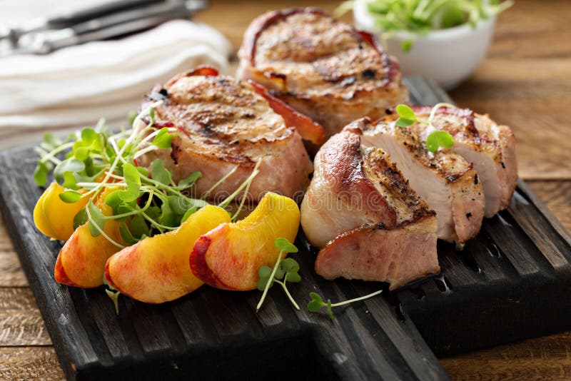 Gegrillte Truthahnzarte lendenstücke mit Speck stockfotografie