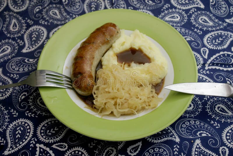 Gegrillte Wurst mit Sauerkraut stockfoto Gegrillte Wurst mit Sauerkraut stockfoto