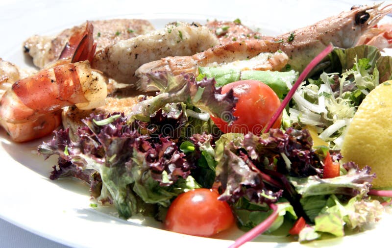 Gegrillter Fisch-Salat stockfotos