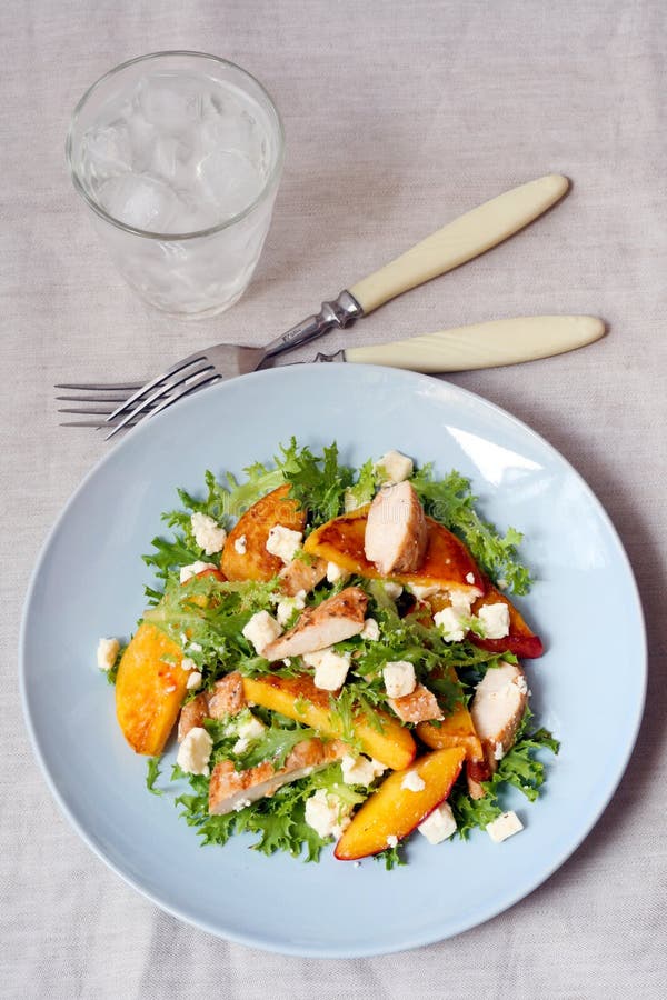 Pfirsich-Salat Mit Burrata, Arugula, Kopfsalat Und Brot Stockfoto ...