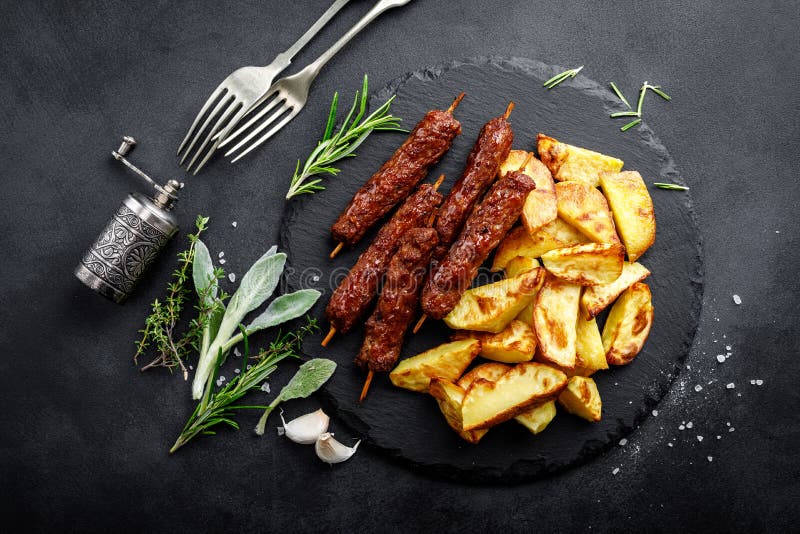 Gegrillter Kebab Mit Ofenkartoffel Stockbild - Bild von gaststätte ...