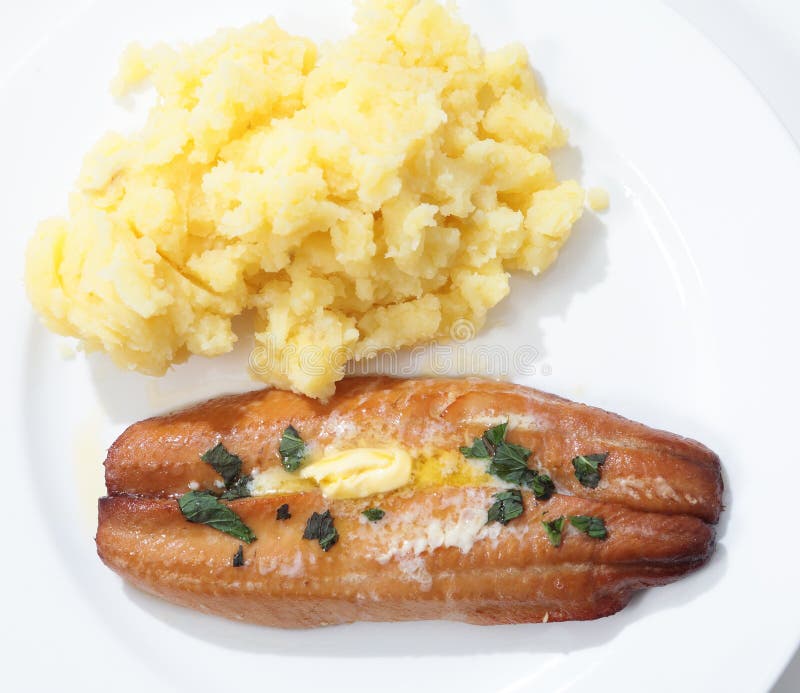 Gegrillter Kipper und Kartoffel von oben stockfotos Gegrillter Kipper und Kartoffel von oben stockfotos