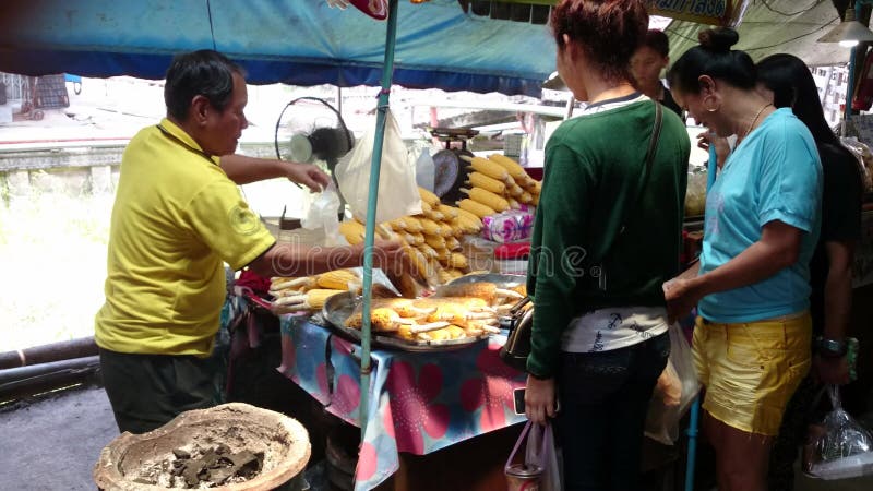 Gegrillter Mais in sich hin- und herbewegenden Märkten, Thailand