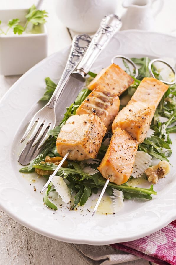 Gegrillte Lachsspieße Mit Rucolasalat Stockbild - Bild von mittelmeer ...