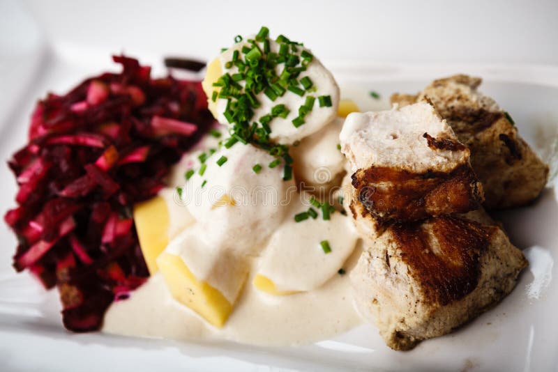 Gegrillter Truthahn mit gekochten Kartoffeln lizenzfreies stockfoto