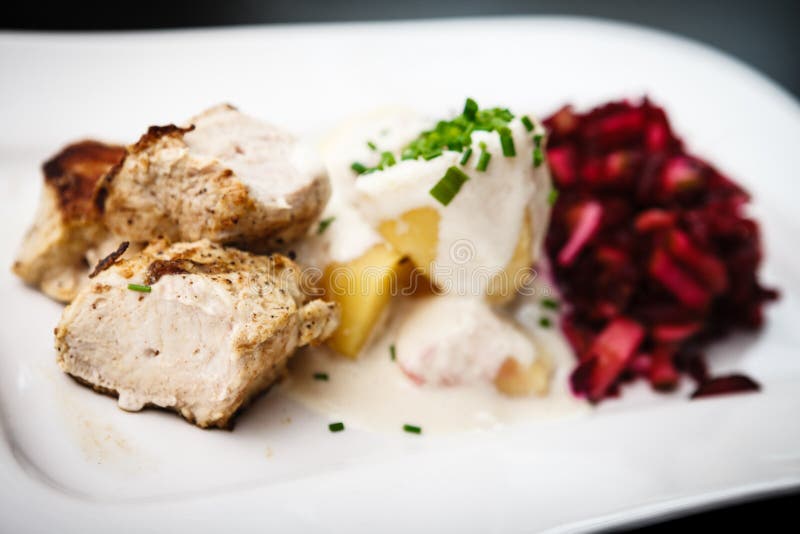 Gegrillter Truthahn mit gekochten Kartoffeln lizenzfreie stockbilder