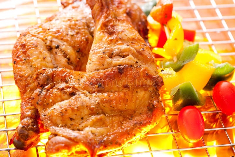 Gegrilltes BBQ-Huhn stockbild. Bild von mahlzeit, huhn - 121551407