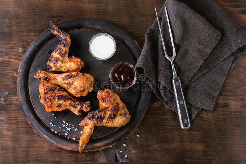 Gegrilltes BBQ-Huhn lizenzfreie stockfotos Gegrilltes BBQ-Huhn lizenzfreie stockfotos