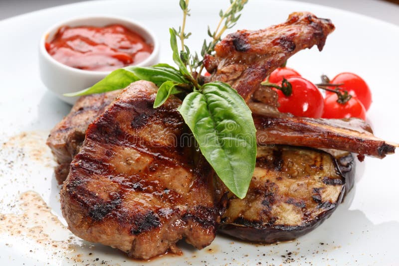 Gegrilltes Fleisch Und Gemüse über Grünen Blättern Auf Weißer Platte an ...