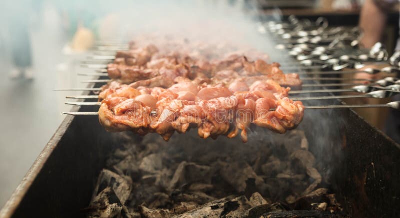 Gegrilltes Grillfleisch auf Aufsteckspindeln über Feuer mit dem Rauche, der auf einer Kohle kocht stockfotografie Gegrilltes Grillfleisch auf Aufsteckspindeln über Feuer mit dem Rauche, der auf einer Kohle kocht stockfotografie
