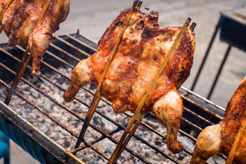 Gegrilltes Huhn auf einem Grill, thailändisches Straßenlebensmittel lizenzfreie stockfotos Gegrilltes Huhn auf einem Grill, thailändisches Straßenlebensmittel lizenzfreie stockfotos