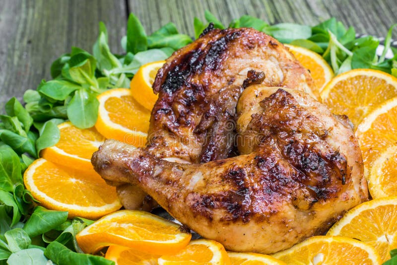 Gegrilltes Huhn Mit Orangen Und Salat Auf Einem Silbertablett Stockfoto ...