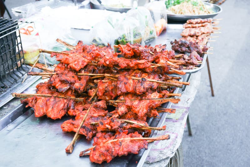 Gegrilltes Hühnerstraßenlebensmittel in der thailändischen Art lizenzfreie stockbilder Gegrilltes Hühnerstraßenlebensmittel in der thailändischen Art lizenzfreie stockbilder