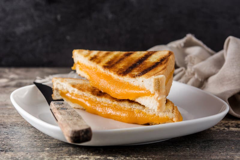 Gegrilltes Käsesandwich auf Holz stockbild Gegrilltes Käsesandwich auf Holz stockbild