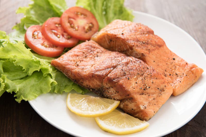 Gegrilltes Lachsfilet kochte BBQ und diente mit frischen Kräutern und lizenzfreie stockbilder Gegrilltes Lachsfilet kochte BBQ und diente mit frischen Kräutern und lizenzfreie stockbilder