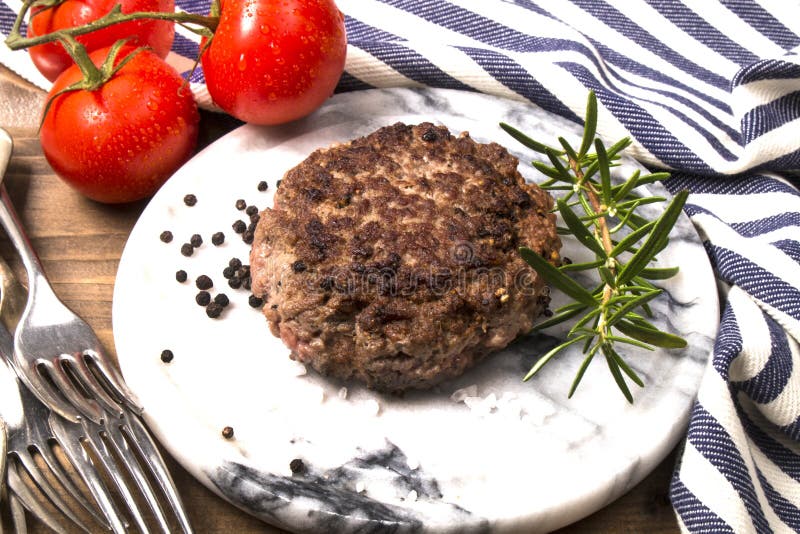 Gegrilltes Nordirland-Rindfleischburgerpastetchen stockfotos Gegrilltes Nordirland-Rindfleischburgerpastetchen stockfotos