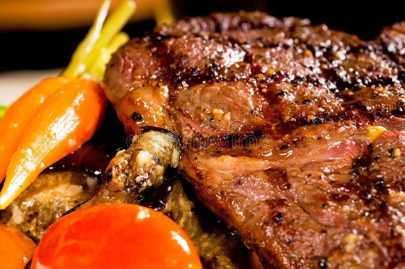 Gegrilltes Ribeye-Steak Auf Knochen Und Gem?se Mit Frischem Salat Und