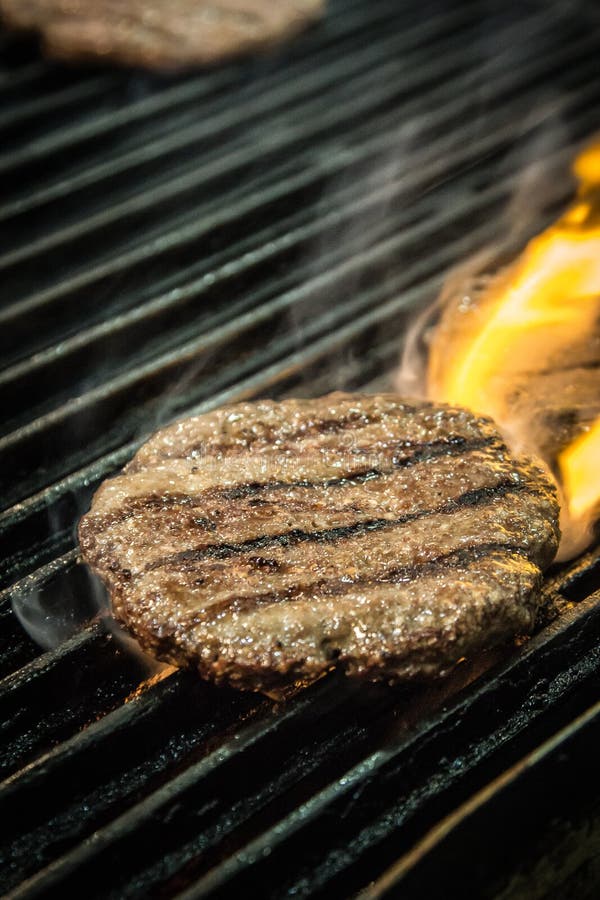 Gegrilltes Rindfleisch-Steak auf Feuer lizenzfreies stockfoto Gegrilltes Rindfleisch-Steak auf Feuer lizenzfreies stockfoto