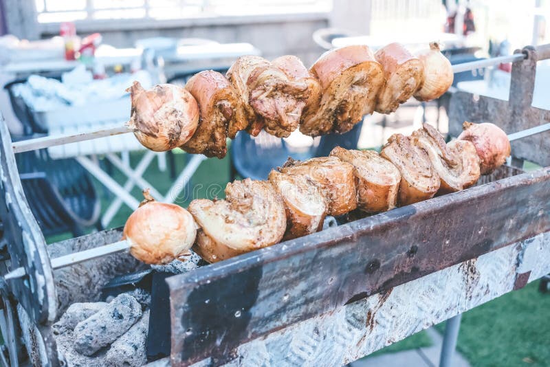 Gegrilltes Schweinefleisch auf dem Ofen stockbild Gegrilltes Schweinefleisch auf dem Ofen stockbild