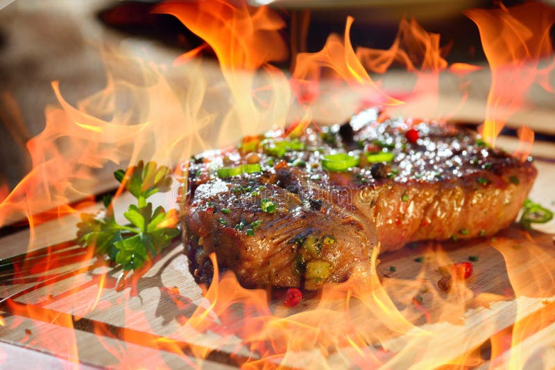 Gegrilltes Steak Mit Flammen Stockfoto - Bild von grill, hintergrund ... Gegrilltes Steak Mit Flammen Stockfoto - Bild von grill, hintergrund ...