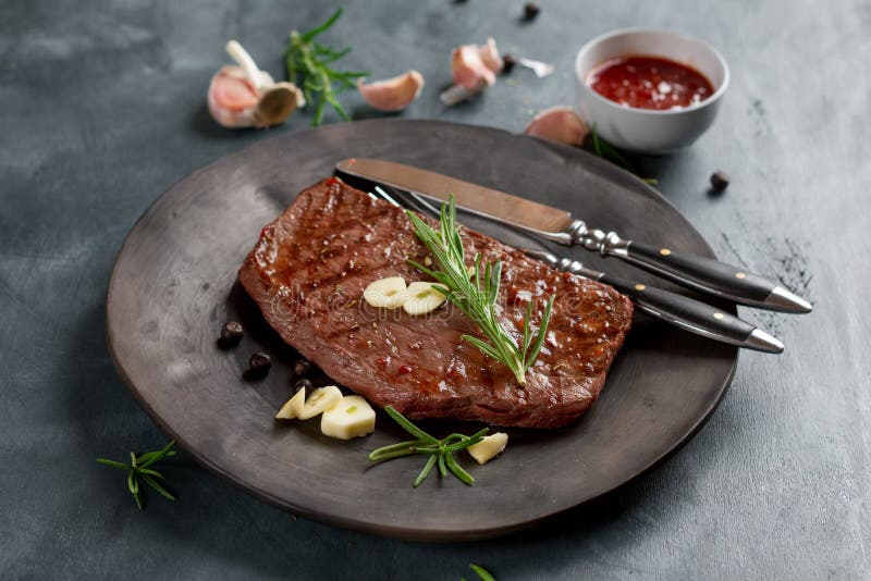 Gegrilltes Steak Mit Knoblauch Stockfoto - Bild von hölzern ...