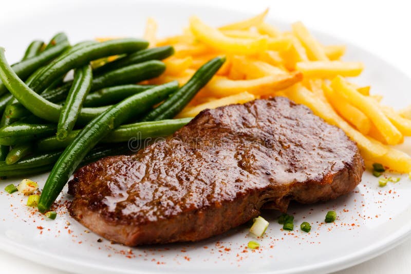 Gegrilltes Steak, Pommes-Frites Und Grüne Bohnen Stockbild - Bild von ...