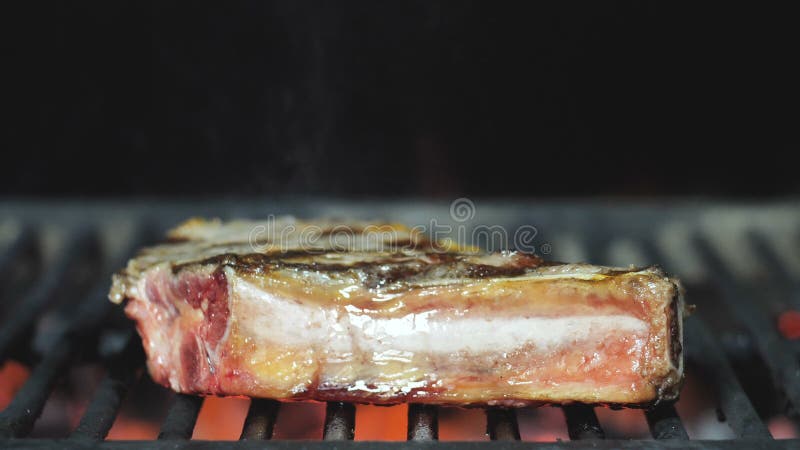 Gegrilltes Steak Rippen auf Grillgrill Kochen von k?stlichen saftigen Fleischsteaks auf dem Grill auf Feuer Bbq-Rindfleischrippen